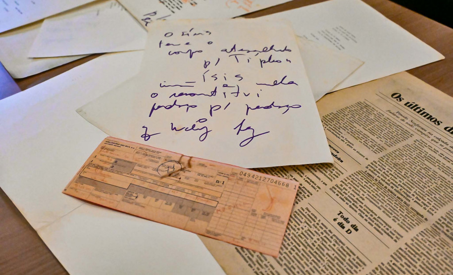 Família de Paulo Leminski recebe textos do autor que ficaram esquecidos em avião