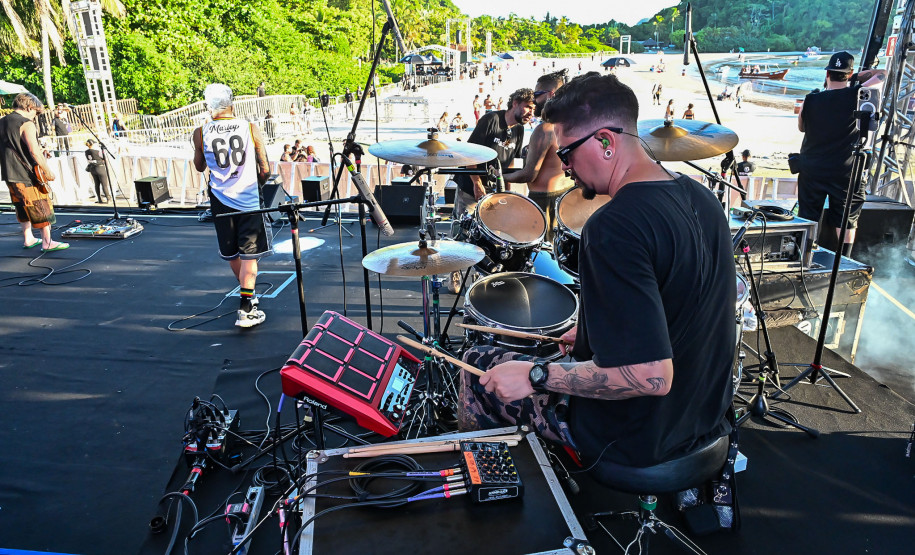 Ilha do Mel tem noite especial do Verão Maior e conquista artistas