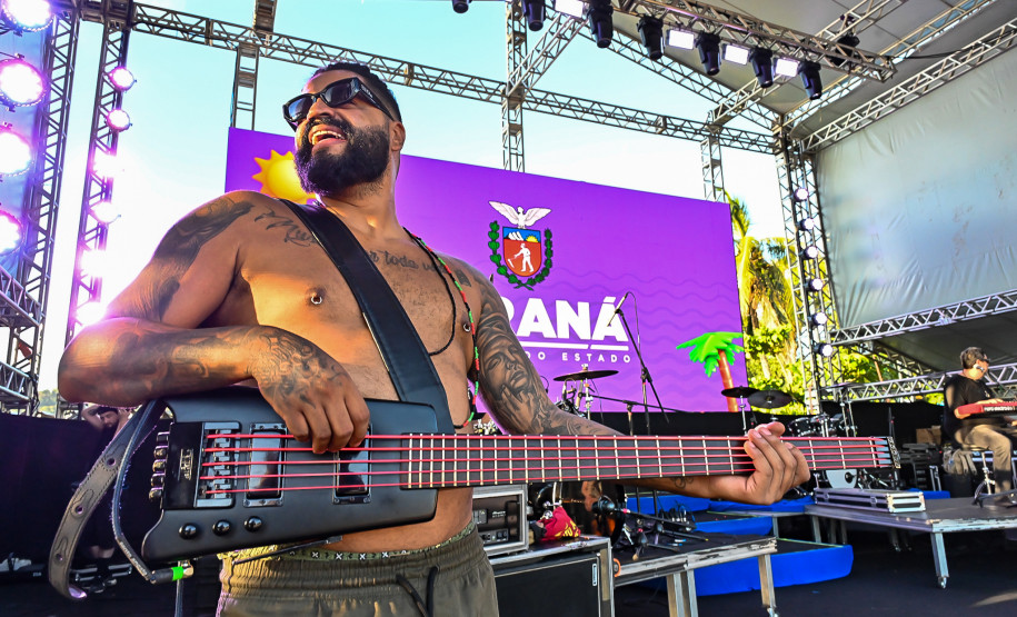Ilha do Mel tem noite especial do Verão Maior e conquista artistas