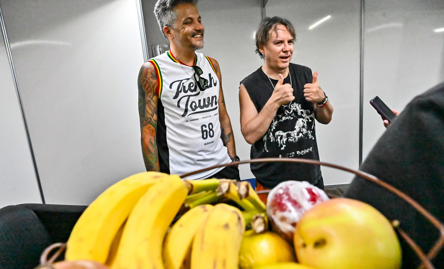 Ilha do Mel tem noite especial do Verão Maior e conquista artistas