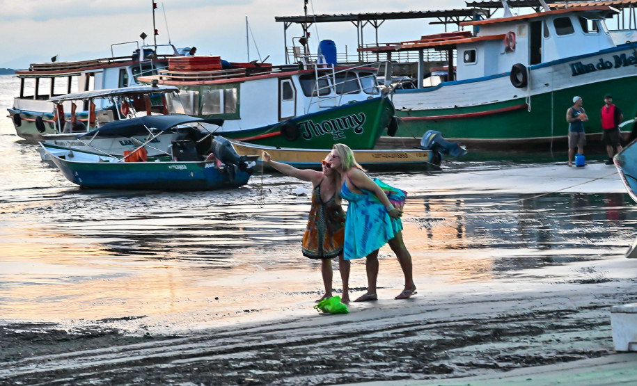 Ilha do Mel tem noite especial do Verão Maior e conquista artistas