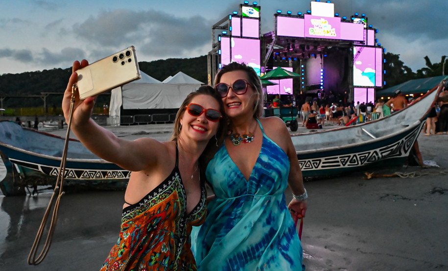 Ilha do Mel tem noite especial do Verão Maior e conquista artistas