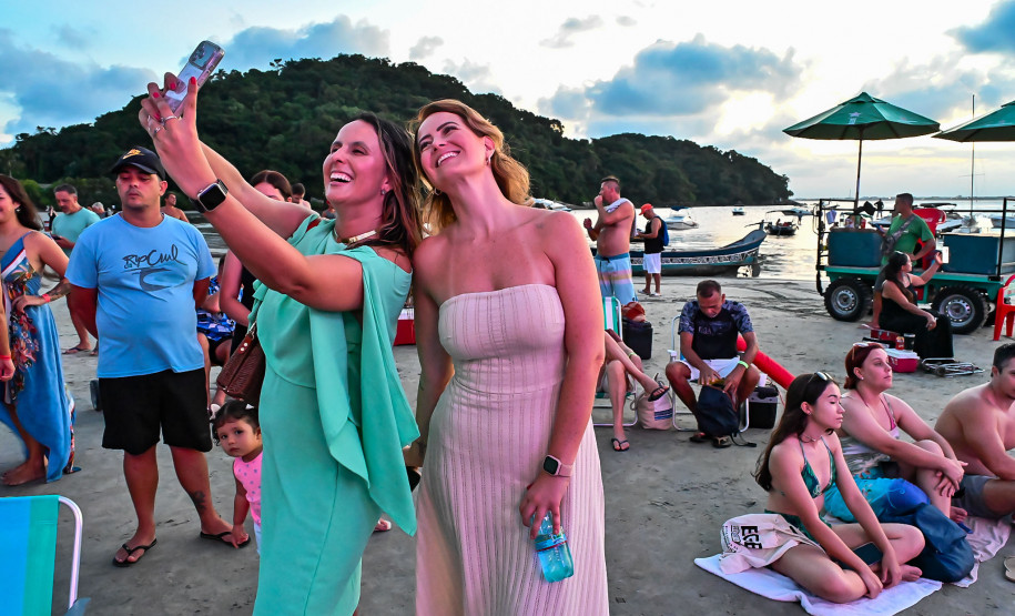 Ilha do Mel tem noite especial do Verão Maior e conquista artistas