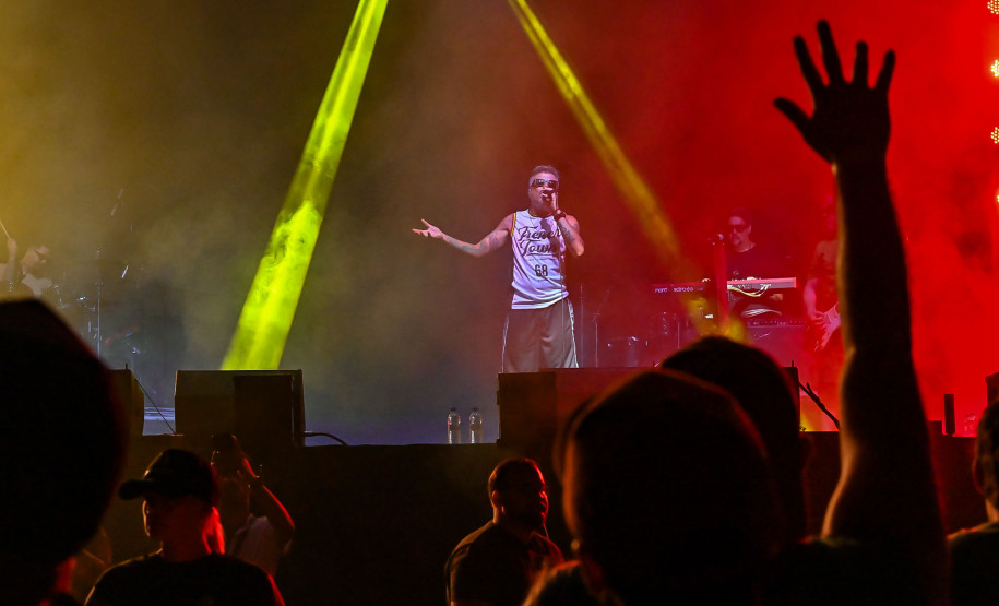 Ilha do Mel tem noite especial do Verão Maior e conquista artistas