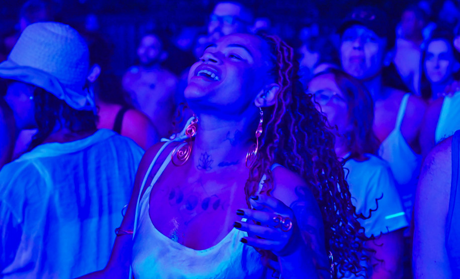 Ilha do Mel tem noite especial do Verão Maior e conquista artistas