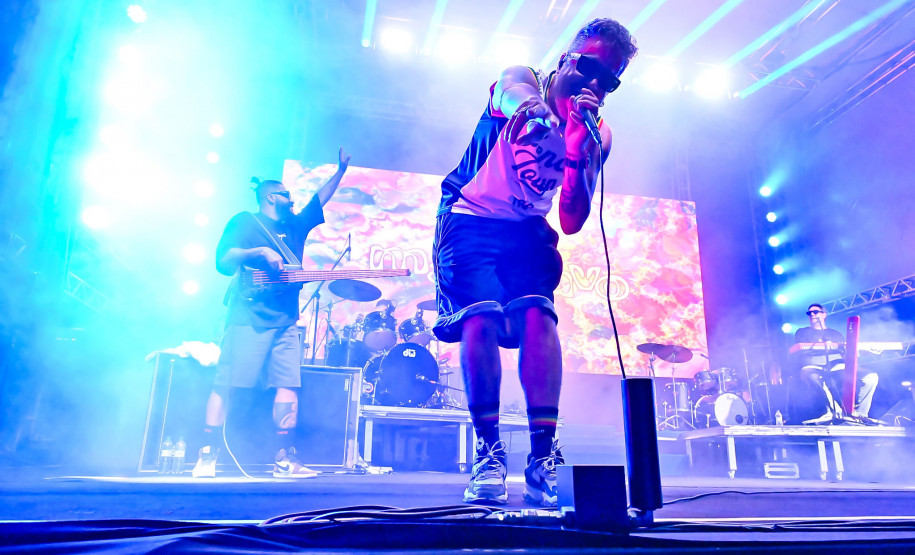 Ilha do Mel tem noite especial do Verão Maior e conquista artistas