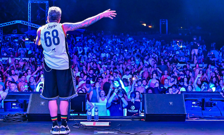 Ilha do Mel tem noite especial do Verão Maior e conquista artistas