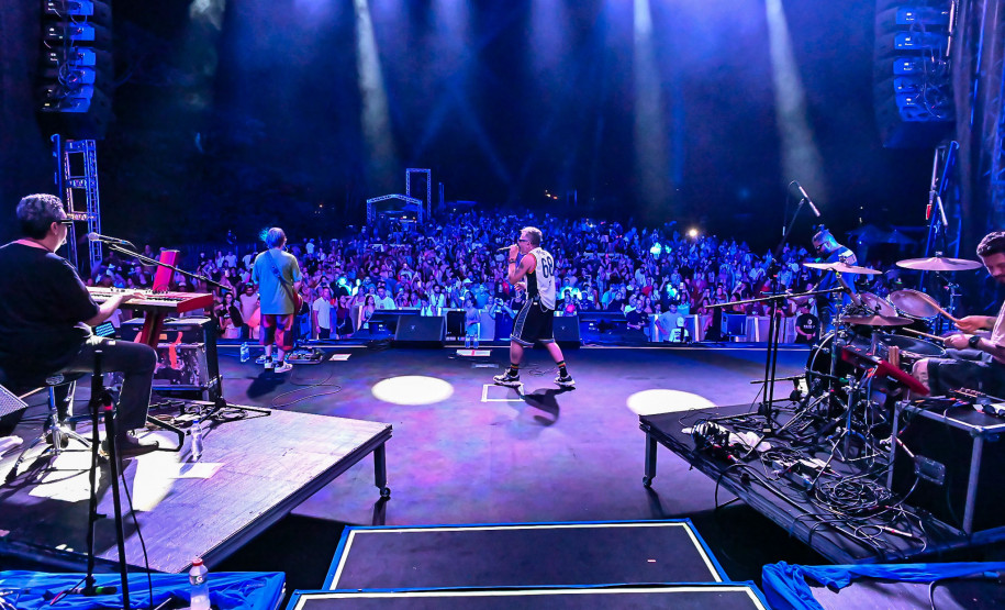 Ilha do Mel tem noite especial do Verão Maior e conquista artistas