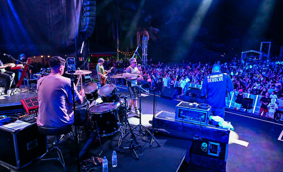 Ilha do Mel tem noite especial do Verão Maior e conquista artistas