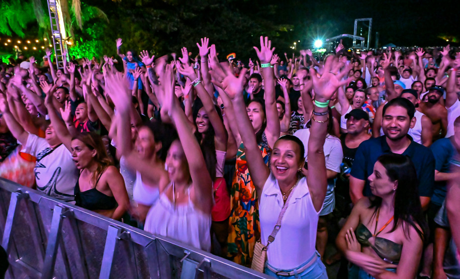 Ilha do Mel tem noite especial do Verão Maior e conquista artistas