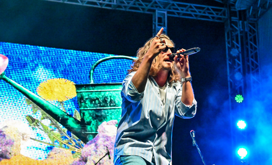 Ilha do Mel tem noite especial do Verão Maior e conquista artistas