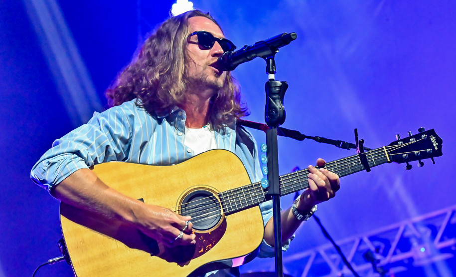 Ilha do Mel tem noite especial do Verão Maior e conquista artistas