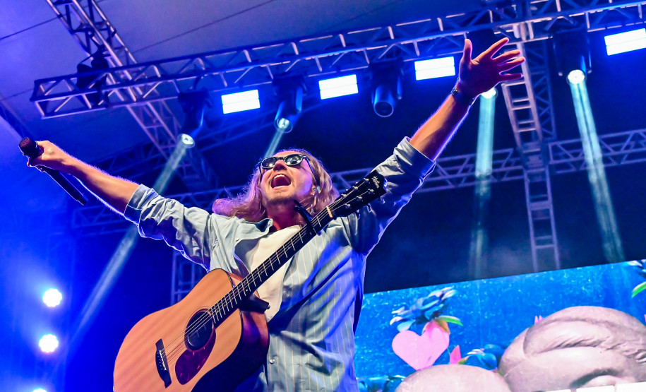 Ilha do Mel tem noite especial do Verão Maior e conquista artistas