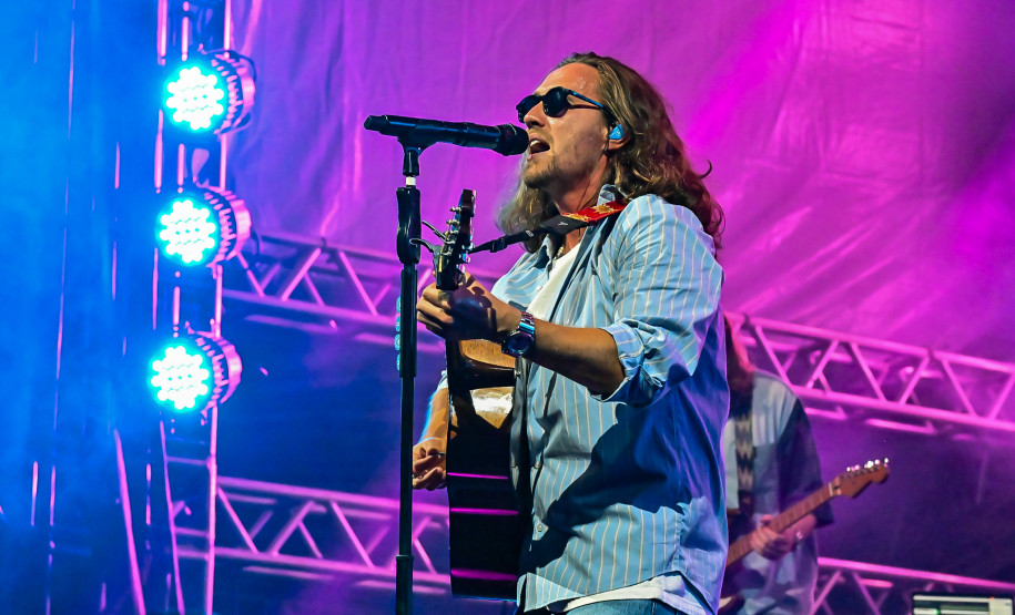 Ilha do Mel tem noite especial do Verão Maior e conquista artistas