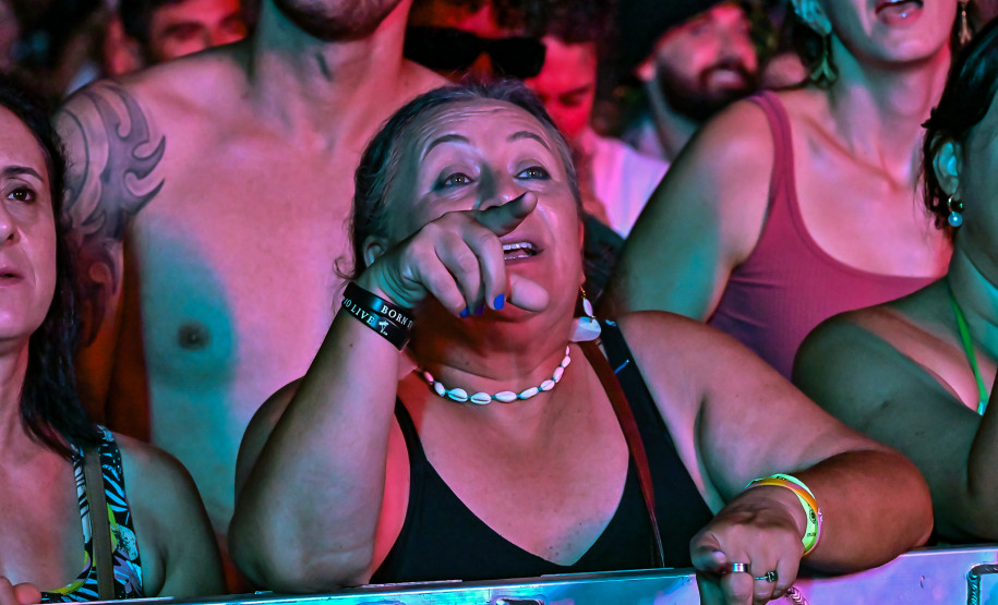 Ilha do Mel tem noite especial do Verão Maior e conquista artistas