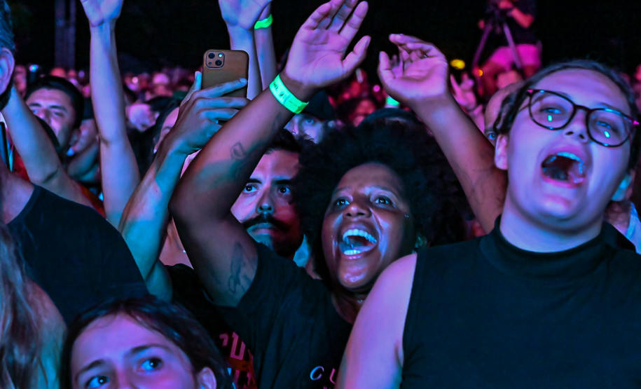 Ilha do Mel tem noite especial do Verão Maior e conquista artistas