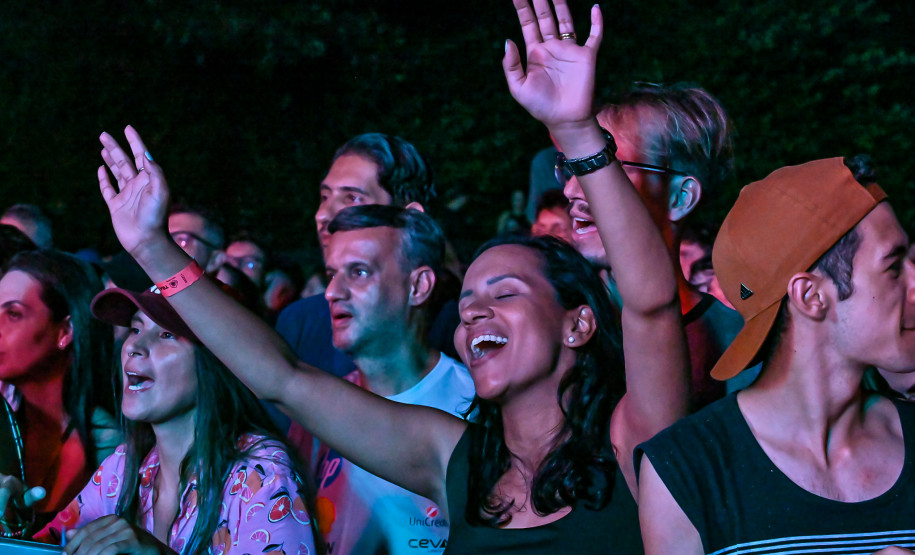 Ilha do Mel tem noite especial do Verão Maior e conquista artistas