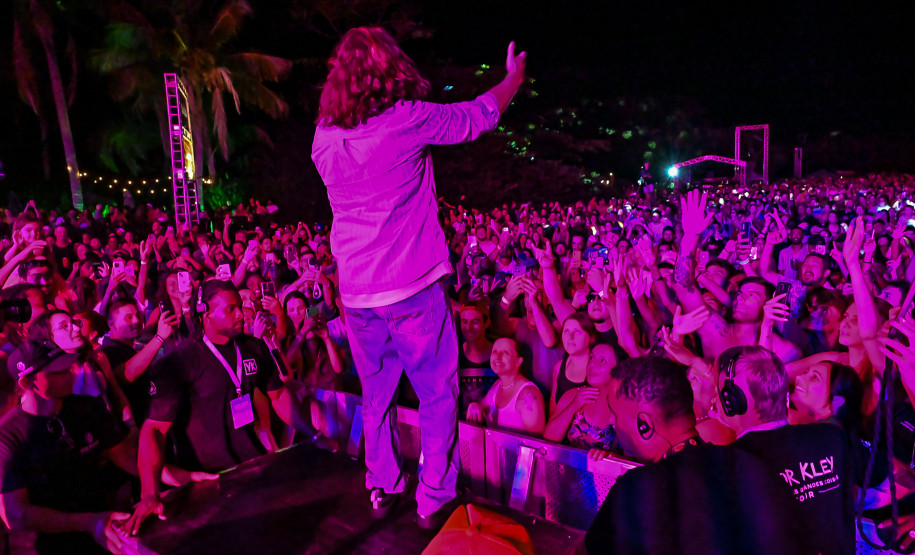 Ilha do Mel tem noite especial do Verão Maior e conquista artistas