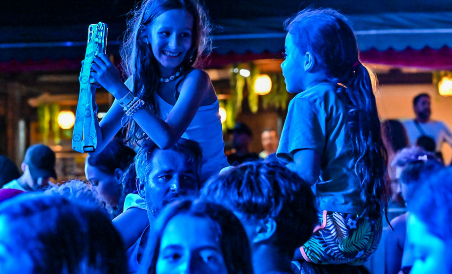 Ilha do Mel tem noite especial do Verão Maior e conquista artistas