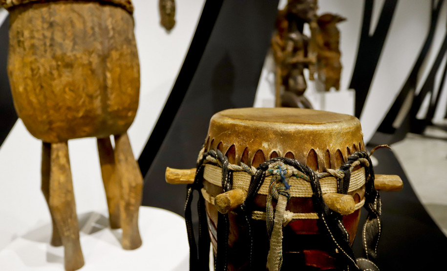 Em visitas guiadas, visitante pode conhecer arquitetura e exposição do acervo do MON