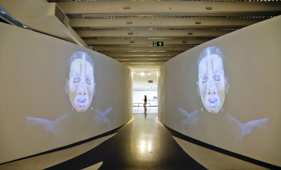 Em visitas guiadas, visitante pode conhecer arquitetura e exposição do acervo do MON