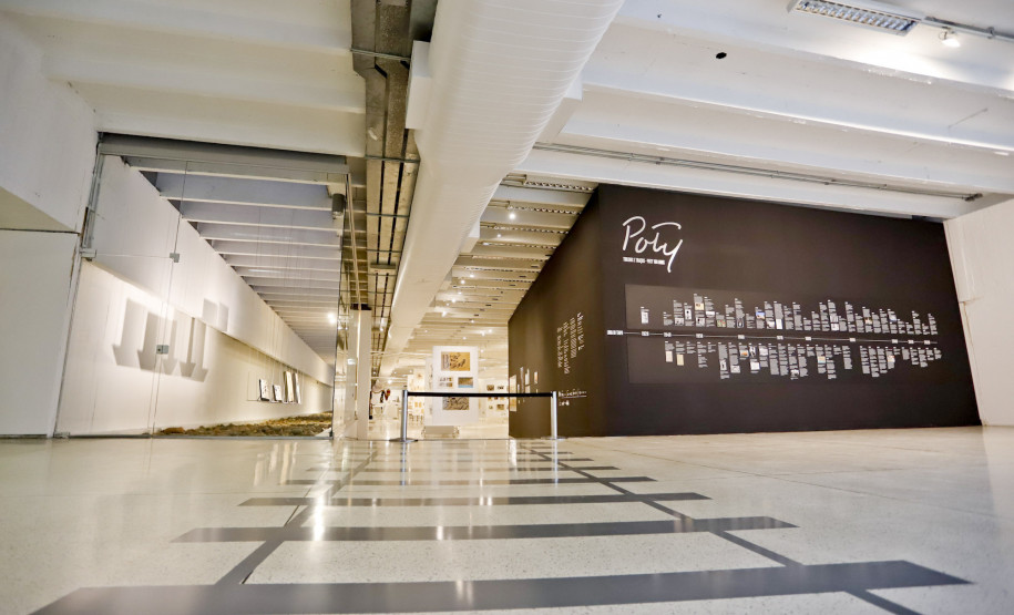 Em visitas guiadas, visitante pode conhecer arquitetura e exposição do acervo do MON