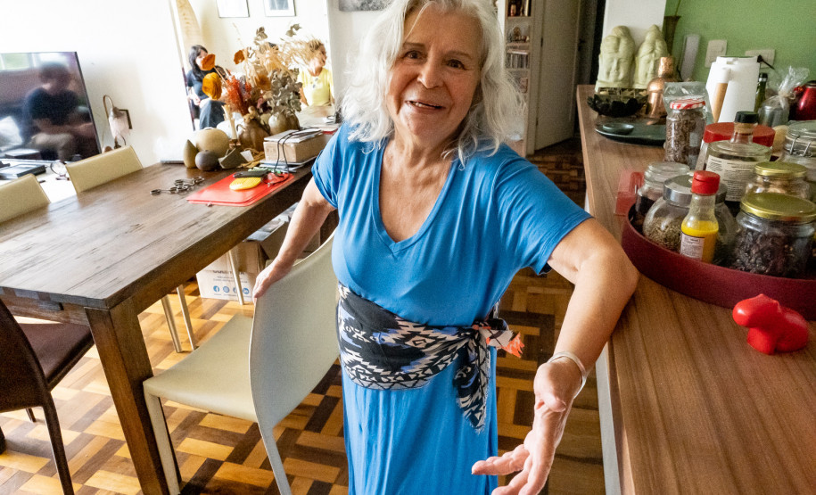 Cerimônia, show e sarau: Alice Ruiz recebe Medalha de Mérito Cultural na Biblioteca Pública