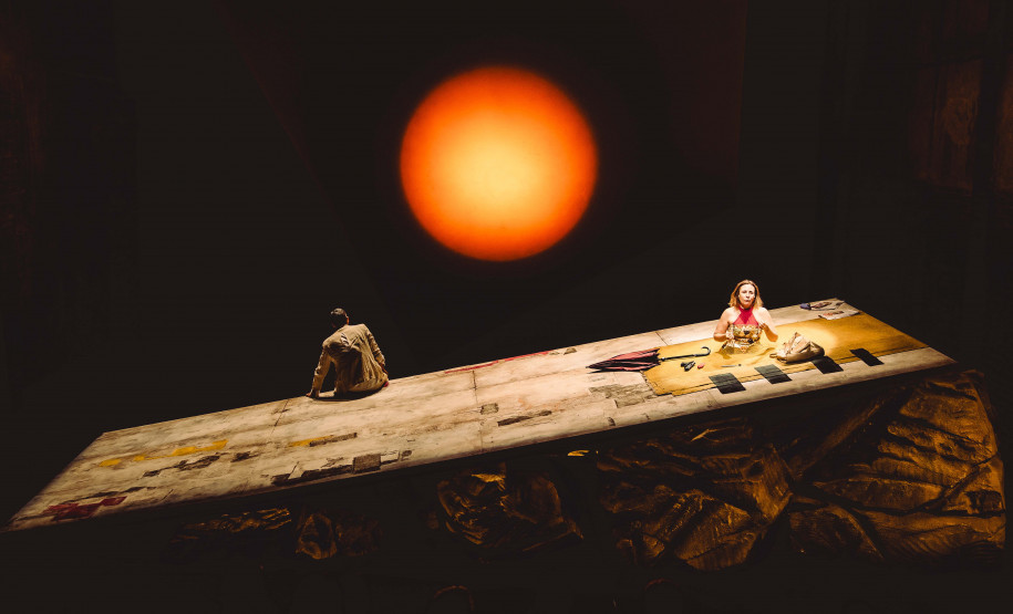 Entre o riso e a ruína: Armazém Companhia de Teatro apresenta "Dias Felizes"