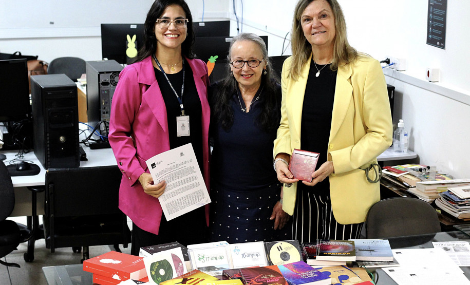 Artista doa materiais da ANPAP para o Centro de Pesquisa do MAC Paraná