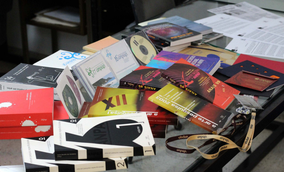 Artista doa materiais da ANPAP para o Centro de Pesquisa do MAC Paraná