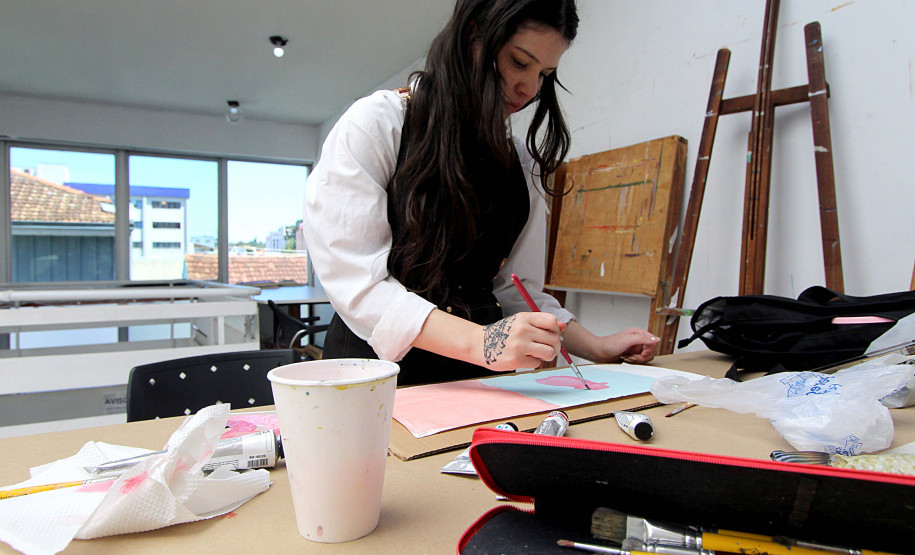 Cursos de arte da Academia Alfredo Andersen reúnem amadores e especialistas