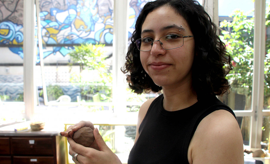 Cursos de arte da Academia Alfredo Andersen reúnem amadores e especialistas