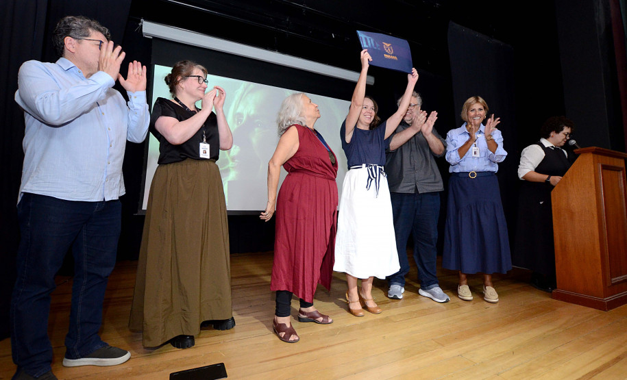Alice Ruiz recebe homenagens de diversos artistas da cena cultural na Biblioteca Pública