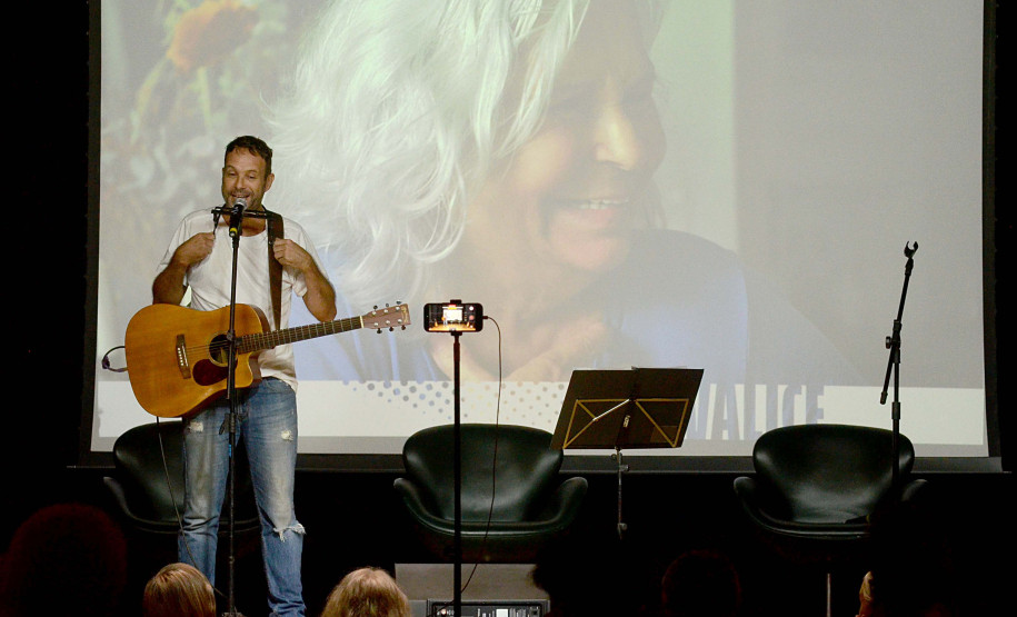 Alice Ruiz recebe homenagens de diversos artistas da cena cultural na Biblioteca Pública