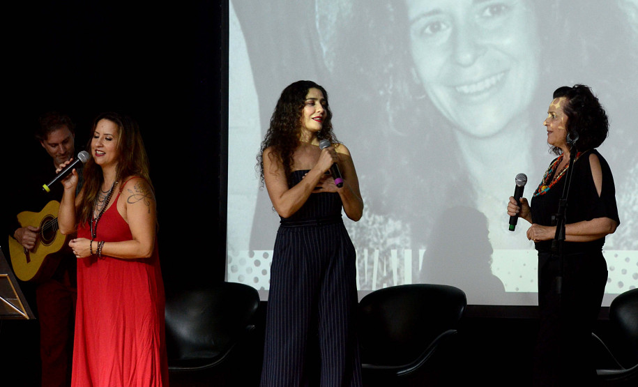 Alice Ruiz recebe homenagens de diversos artistas da cena cultural na Biblioteca Pública