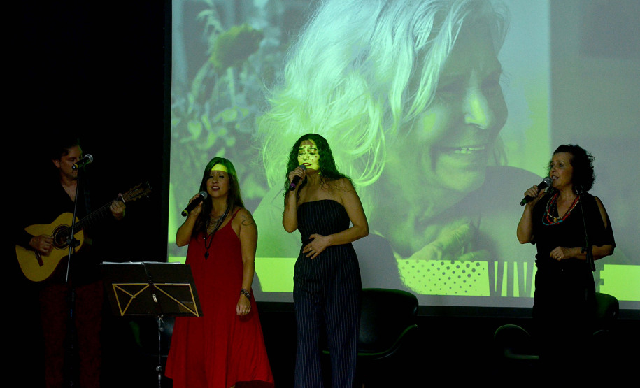 Alice Ruiz recebe homenagens de diversos artistas da cena cultural na Biblioteca Pública