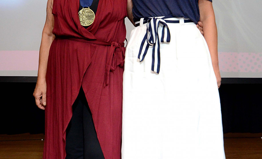 Alice Ruiz recebe homenagens de diversos artistas da cena cultural na Biblioteca Pública