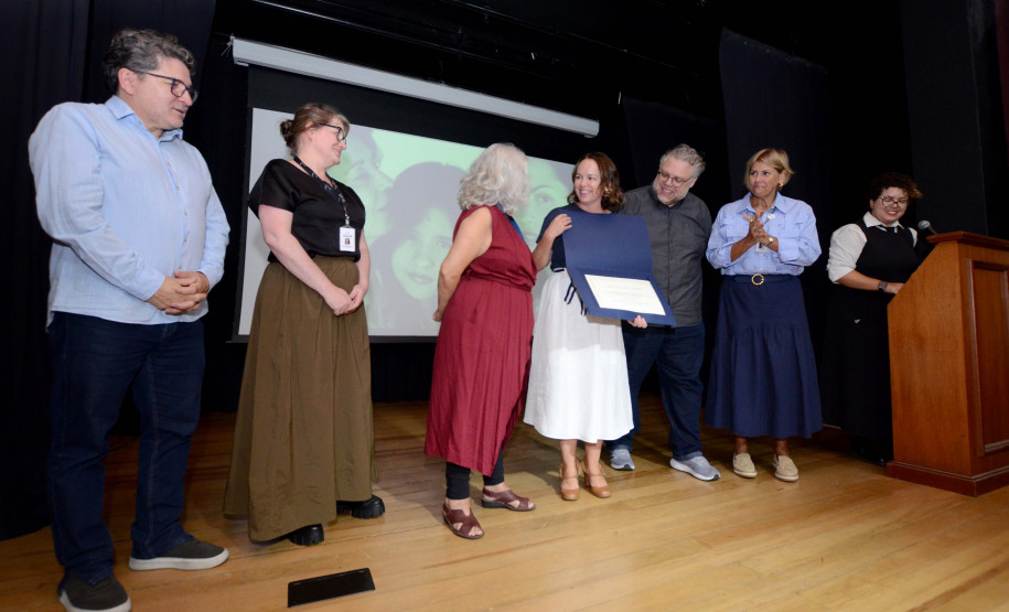 Alice Ruiz recebe homenagens de diversos artistas da cena cultural na Biblioteca Pública