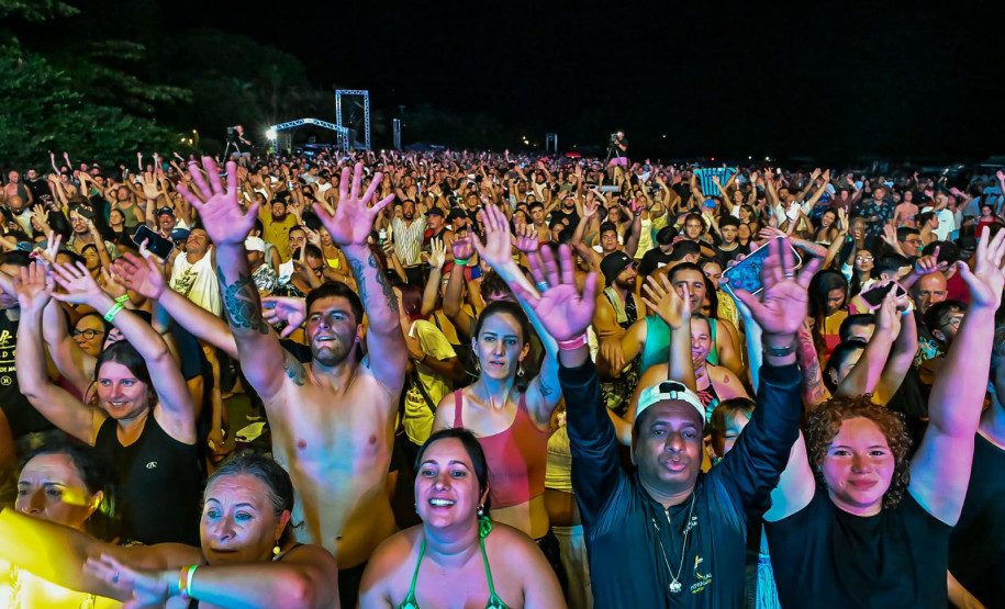 Ilha do Mel tem noite especial do Verão Maior e conquista artistas