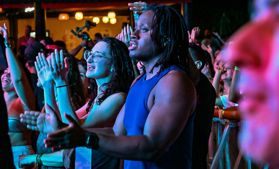 Ilha do Mel tem noite especial do Verão Maior e conquista artistas