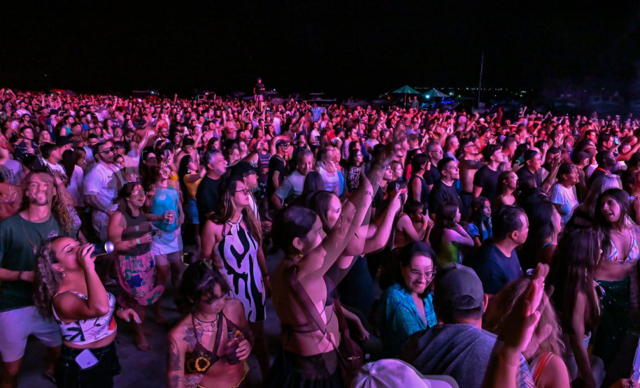 Ilha do Mel tem noite especial do Verão Maior e conquista artistas