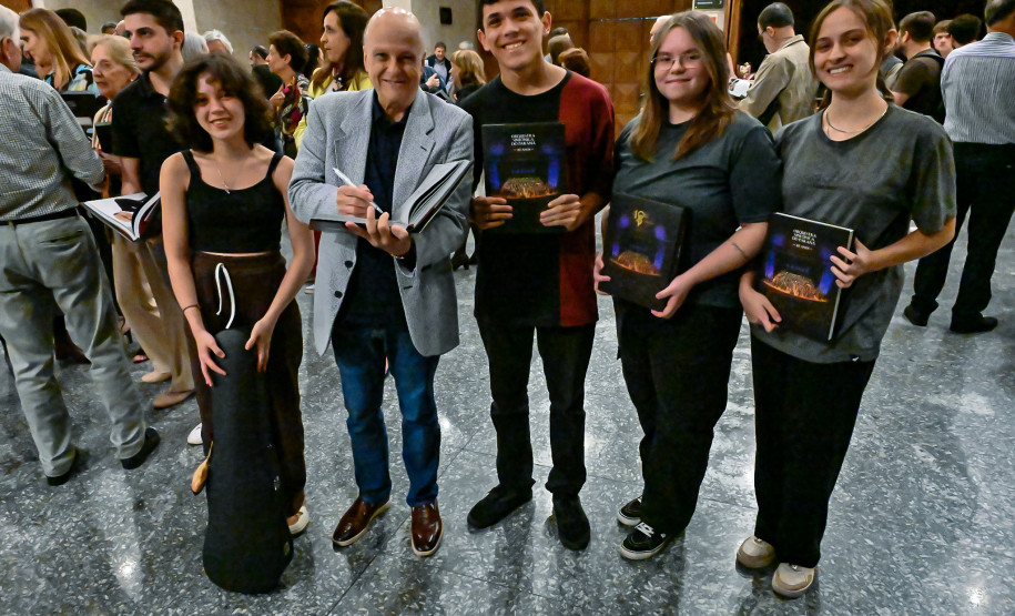 40 anos: mais de 500 pessoas prestigiam lançamento do livro sobre a Orquestra Sinfônica do Paraná