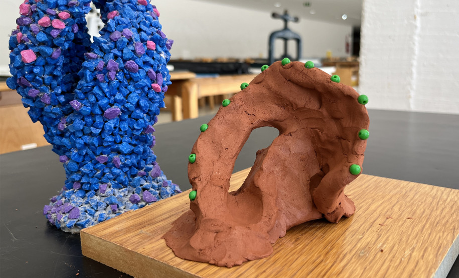 Museu Oscar Niemeyer promove oficina de modelagem em argila em abril