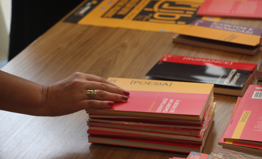 Biblioteca Pública do Paraná participa de festa literária da OAB Paraná com distribuição gratuita de livros