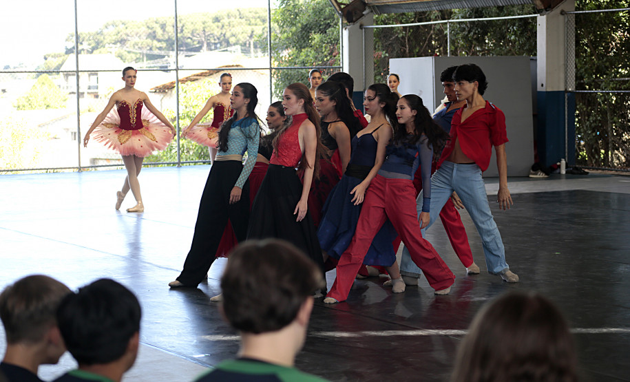 Arte para todos: Escola de Dança Teatro Guaíra se apresenta em escola de Curitiba