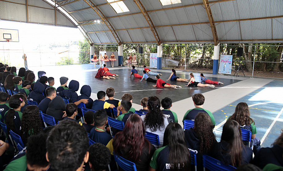 Arte para todos: Escola de Dança Teatro Guaíra se apresenta em escola de Curitiba
