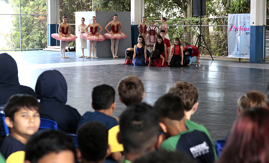 Arte para todos: Escola de Dança Teatro Guaíra se apresenta em escola de Curitiba