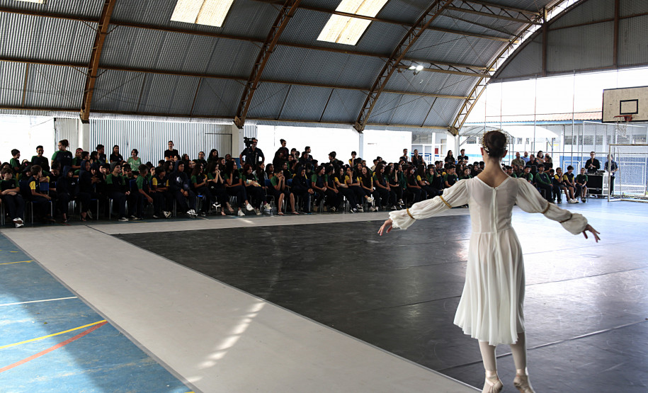 Arte para todos: Escola de Dança Teatro Guaíra se apresenta em escola de Curitiba