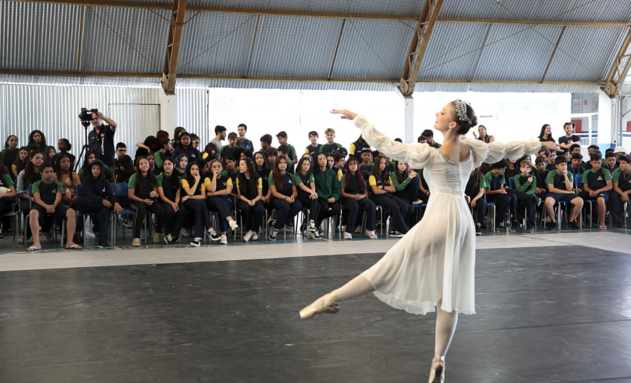 Arte para todos: Escola de Dança Teatro Guaíra se apresenta em escola de Curitiba