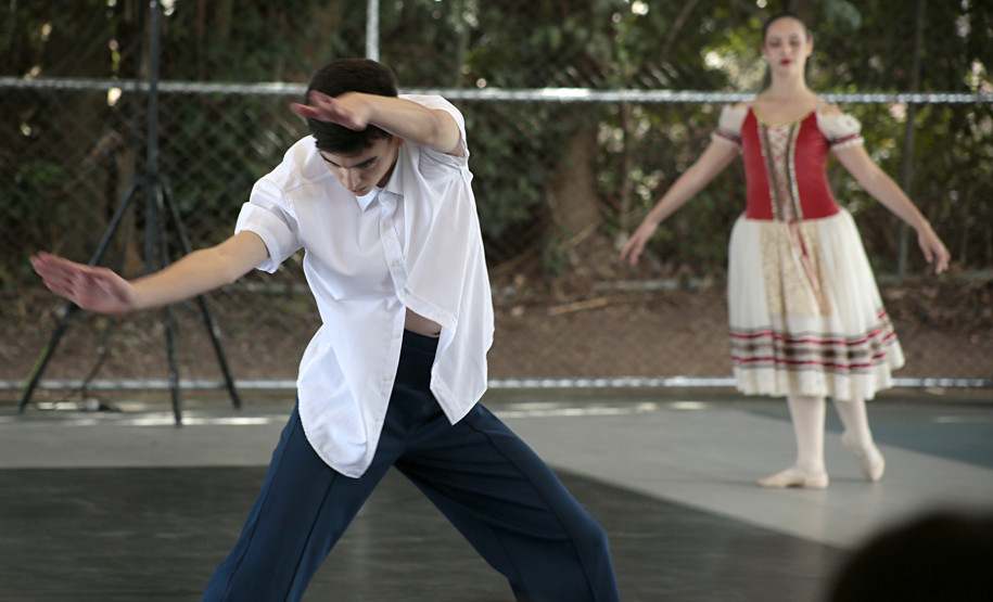 Arte para todos: Escola de Dança Teatro Guaíra se apresenta em escola de Curitiba